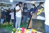 Allu Arjun Pays Last Respcets to Sirivennela Sitaramasastri